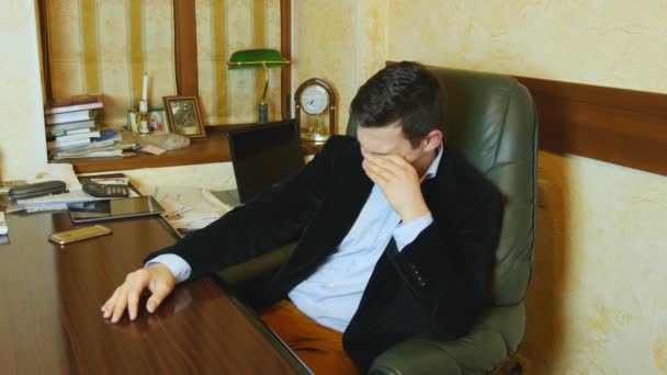 Κουρασμένος επιχειρηματίας λειτουργεί — Αρχείο Βίντεο