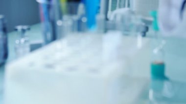 Bir test tüpüne koyarak ve kum saati dönüm doktor el