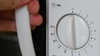 Yemek pişirmek için mikrodalga kullanarak.