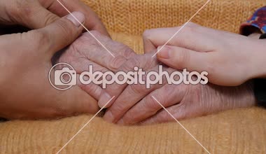 Genç bir adamın ve kadının eski bir çift el büyükanne açık rahatlatıcı eller