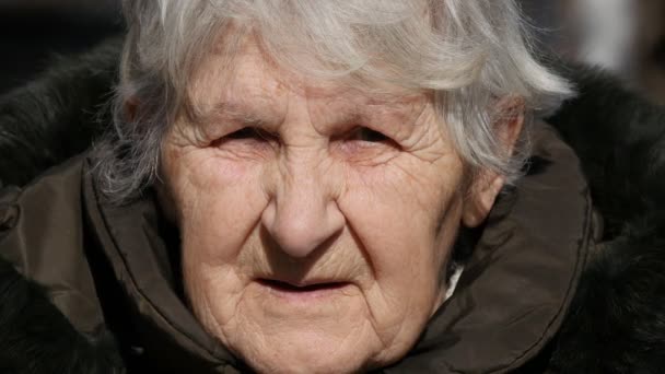 Jong meisje en volwassen vrouw zoenen van oma op wangen, Granny glimlachen en kijken naar de camera. — Stockvideo