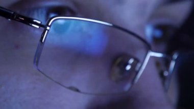 Adam dalga köpüğü enterne geceleri bardaklarda görüntüsünü kapatmak