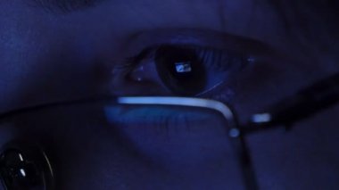 İnternet'te sörf ve geceleri video izlerken gözlüklü genç kız görüntüsünü kapatmak