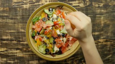Vejetaryen düşük kalorili salata hazırlık üst limon suyu ek an görüntüleyin. Sebze salatası üzerine limon suyu dökme. Yakın çekim