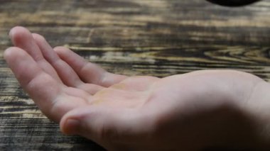 Adam elini içine dökme hap kapatın. Bir avuç üzerinde tıbbi kapsül