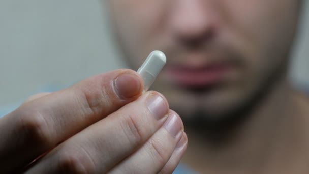 Extreme Nahaufnahme Männergesicht, das weiße Pille nimmt, Mundansicht Pillen schluckt und lächelt — Stockvideo