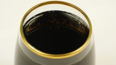 El beyaz arka plan üzerinde yakın soda ile cam almak