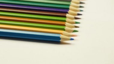 Kalem beyaz arka plan üzerinde renkli alma