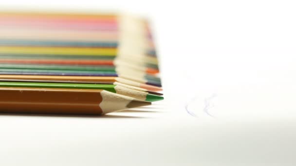 Γυναικείο χέρι λαμβάνοντας χρωματιστό μολύβι και το σχέδιο σε λευκό χαρτί — Αρχείο Βίντεο