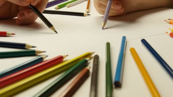 Macro disparo de hombre y mujer manos dibujo con lápices de colores juntos — Vídeo de stock
