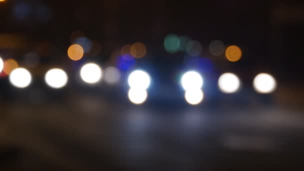 Night city lights och trafik bakgrund. Ur fokus bakgrund med suddiga ofokuserat stadens ljus och drivande bilar och bil ljus — Stockvideo