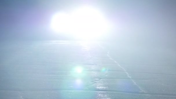 Jízdy autem v noci a bliknutí reflektorů — Stock video