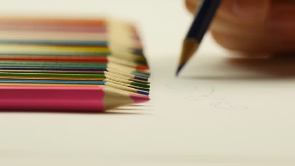 Ζωγραφική χέρι με χρωματιστά μολύβια και βάζοντας μολύβι — Αρχείο Βίντεο