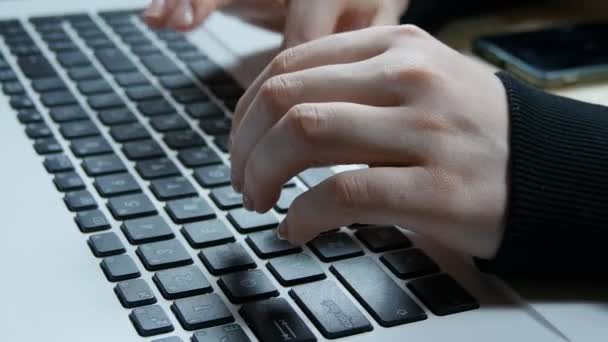 Manos femeninas escribiendo en el teclado de un ordenador portátil — Vídeos de Stock