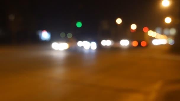 Nacht stadslichten en verkeer achtergrond. Uit focus achtergrond met wazige ongericht stadslichten en drijvende auto's en auto licht — Stockvideo