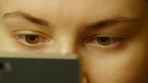 Gros plan des yeux des femmes regardant le smartphone — Video