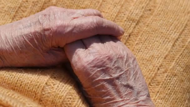 Starší žena masíruje bolestivé ruce venkovní — Stock video