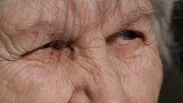 Close-up πορτρέτο του ένα παλιό γυναικείο βλέμμα. Συναισθήματα της γιαγιάς — Αρχείο Βίντεο
