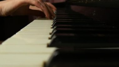 Klasik müzik nazik bir parçası üzerinde güzel bir kuyruklu piyano çalmaya eller. Kadın piyano, yakın çekim.