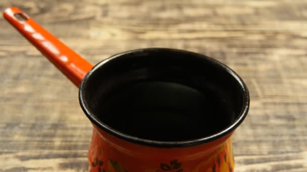 Il latte fresco naturale viene versato nella ciotola vintage sul tavolo di legno. Note di alimentazione, dieta e bevande concetto, primo piano macro — Video Stock