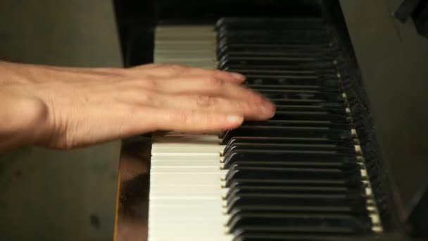 Mãos femininas tocando uma peça suave de música clássica em um belo piano de cauda. Mulher tocando piano, close-up . — Vídeo de Stock