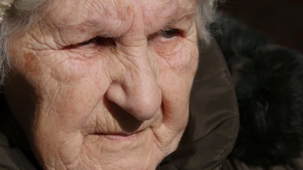 Retrato de una vieja parlante. Primer plano — Vídeo de stock