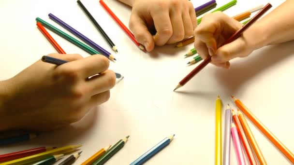 Gros plan des mains masculines et féminines dessinant avec des crayons de couleur ensemble — Video