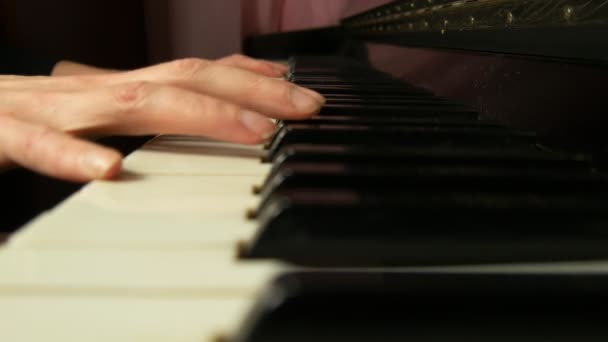 Manos femeninas tocando una suave pieza de música clásica en un hermoso piano de cola. Mujer tocando el piano, primer plano . — Vídeo de stock