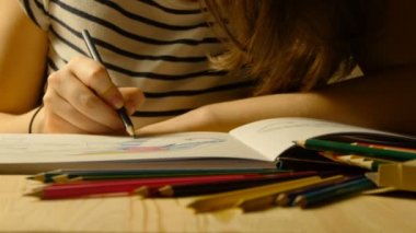 Eller yetişkin renklendirme kitap çizer. Yakın çekim