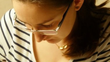 Genç Kız bardaklarda aşağı bakıyor. Yakın çekim