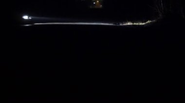 Araba dönüm gece çıkar. Tamamen karanlıkta araba farlar sadece parlak ışık gördüm.