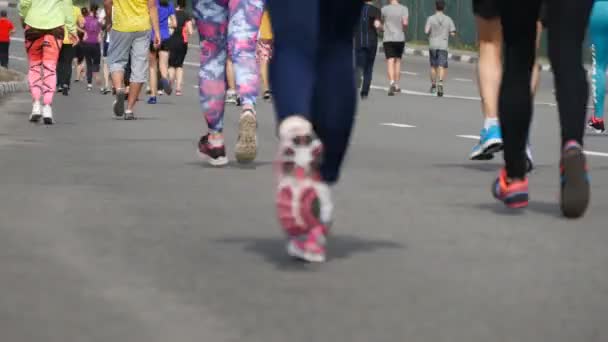 马拉松市。双脚的人。赛跑者在城市街道上的双腿。在关闭了马拉松跑步者脚的人群 — 图库视频影像