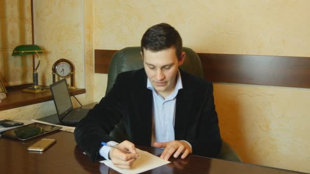 Ung affärsman underteckna dokument och prata med kollega — Stockvideo