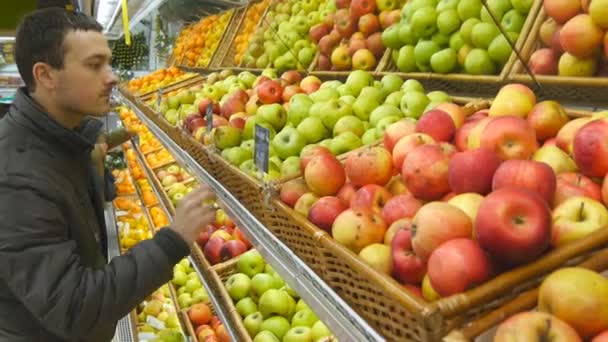 El hombre elige productos en el hipermercado — Vídeo de stock