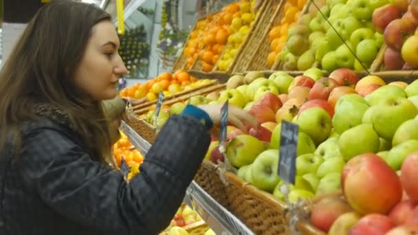 Выбор и покупка яблок в магазине — стоковое видео