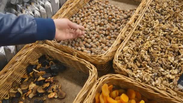 Handfull hasselnötter i en stormarknad — Stockvideo