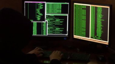 Kesmek kırma şifre. Ağ sistemi karanlık hacker odasından Penetran siyah kukuleta ile suç hacker.