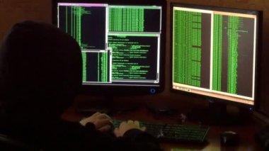 Kesmek kırma şifre. Ağ sistemi karanlık hacker odasından Penetran siyah kukuleta ile suç hacker.