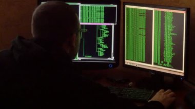 Hacker bardaklarda kod kırma. Ağ sistemi karanlık hacker odasından Penetran suç hacker. Ofiste iş yerinde bilgisayar programı yazar. Arkadan görünüş