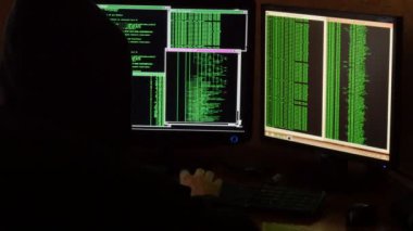 Kesmek kırma şifre. Ağ sistemi karanlık hacker odasından Penetran siyah kukuleta ile suç hacker.