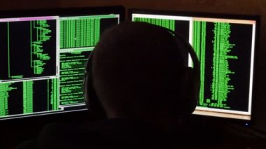 Endişeli ve sinirli hacker üzgün ve vurguladı. Suç hacker ağ sistemi karanlık hacker odasından delici.