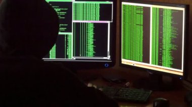 Kesmek kırma şifre. Ağ sistemi karanlık hacker odasından Penetran siyah kukuleta ile suç hacker.