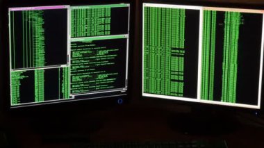 Bir bilgisayar monitörü hacker veri çözümleme görüntüsünü yakından. Suç hacker ağ sistemi karanlık hacker odasından delici.