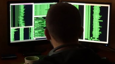Kod kırma ve masanızda Kupası içme hacker. Suç hacker ağ sistemi karanlık hacker odasından delici.