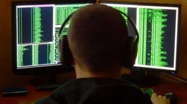 Endişeli ve sinirli hacker üzgün ve vurguladı. Suç hacker ağ sistemi karanlık hacker odasından delici.