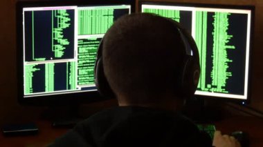 Endişeli ve sinirli hacker üzgün ve vurguladı. Suç hacker ağ sistemi karanlık hacker odasından delici.