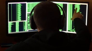 Hacker için ikili kod aranacaktır. Ağ sistemi karanlık hacker odasından Penetran suç hacker. Bilgi çalmak hacker