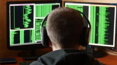 Endişeli ve sinirli hacker üzgün ve vurguladı. Suç hacker ağ sistemi karanlık hacker odasından delici.