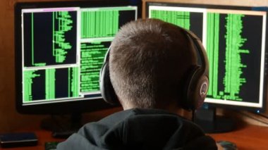 Endişeli ve sinirli hacker üzgün ve vurguladı. Suç hacker ağ sistemi karanlık hacker odasından delici.