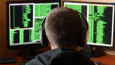 Hacker zafer ile memnun. Suç hacker ağ sistemi karanlık hacker odasından delici.